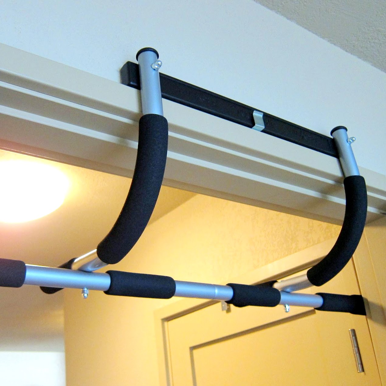 Heavy Duty Steel Door Pull Up Bar – Strengthen Your Upper Body Anywhere – 120kg Capacity, Non-Slip Grips, Easy Setup, Compact Design for Home & Office Fitness